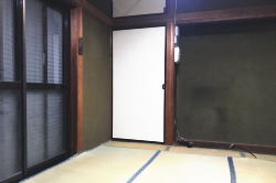 �O��